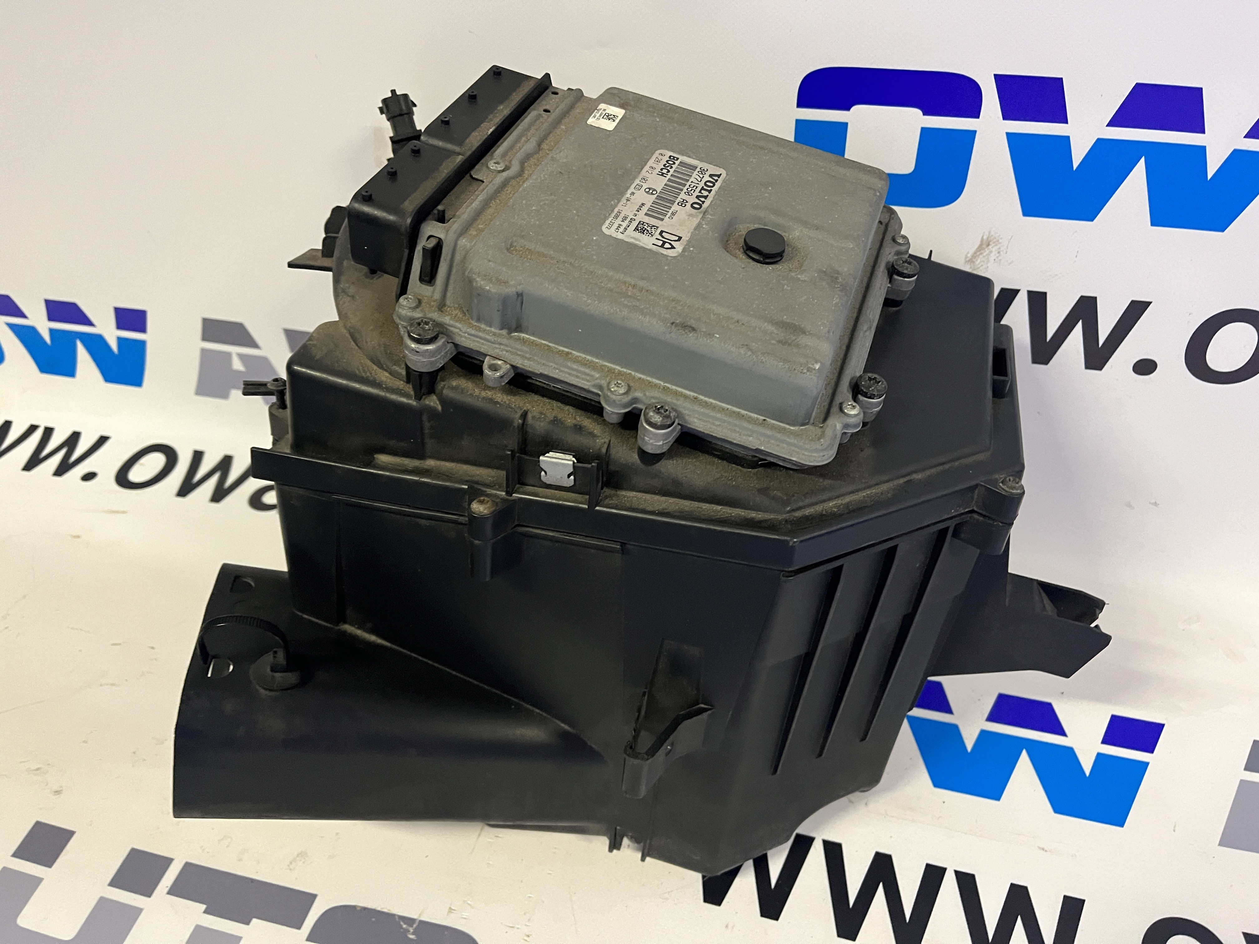 Airbox u + řídící jednotka motoru Volvo XC90 D5 30636845