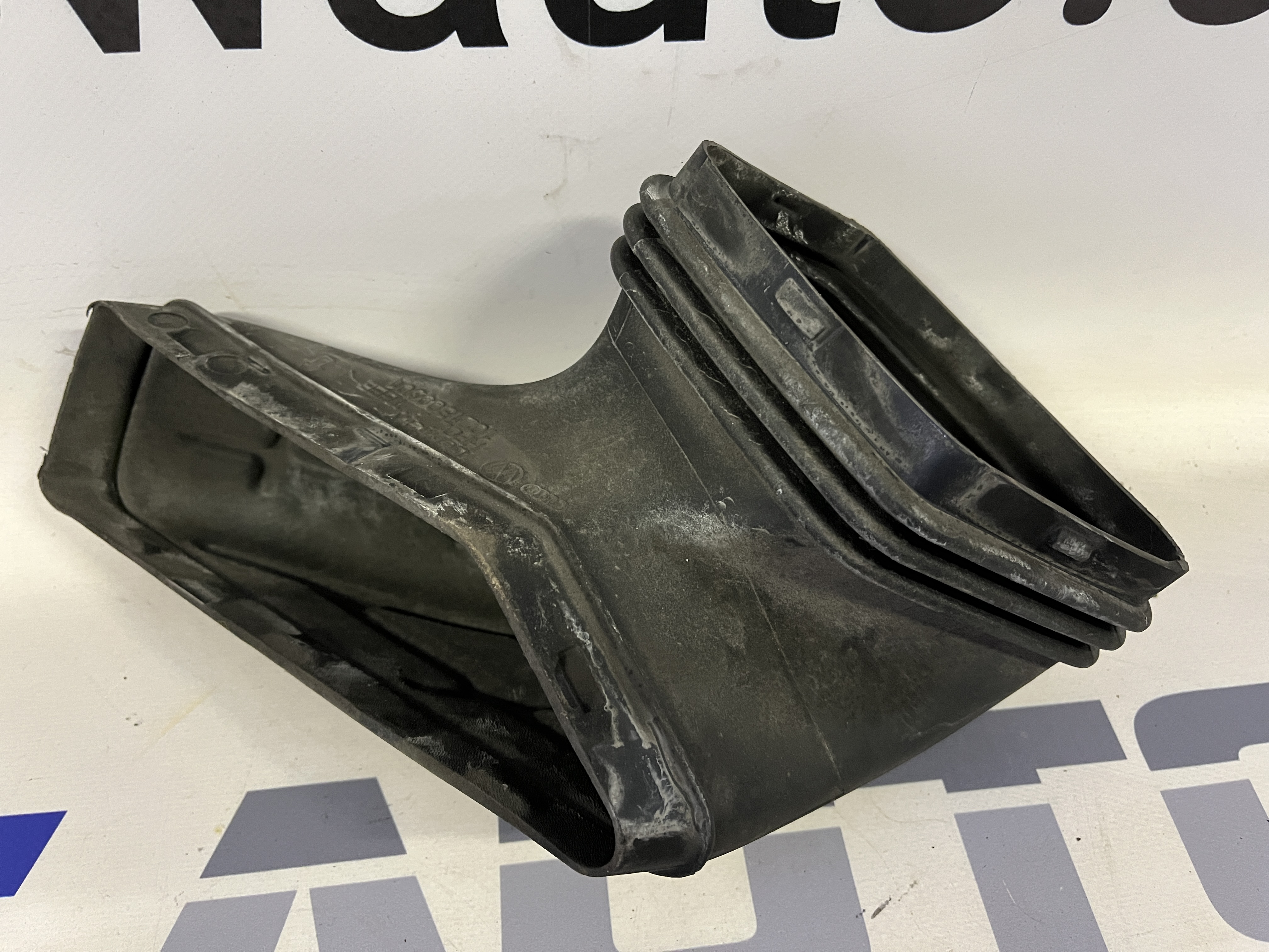 Sací potrubí Audi A4 B8 1021300S01