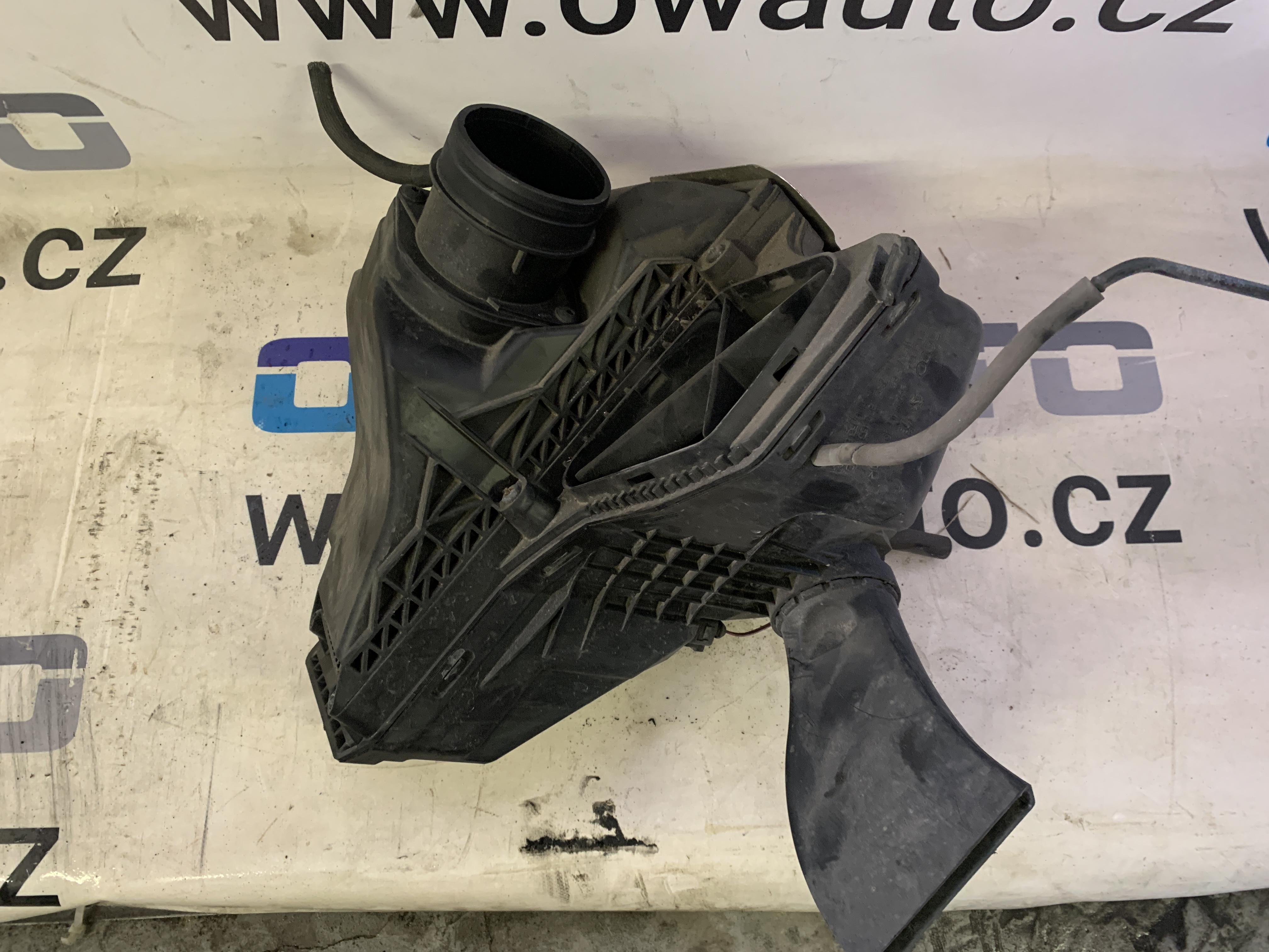 Airbox + váha vzduchu Audi 8R0133837D