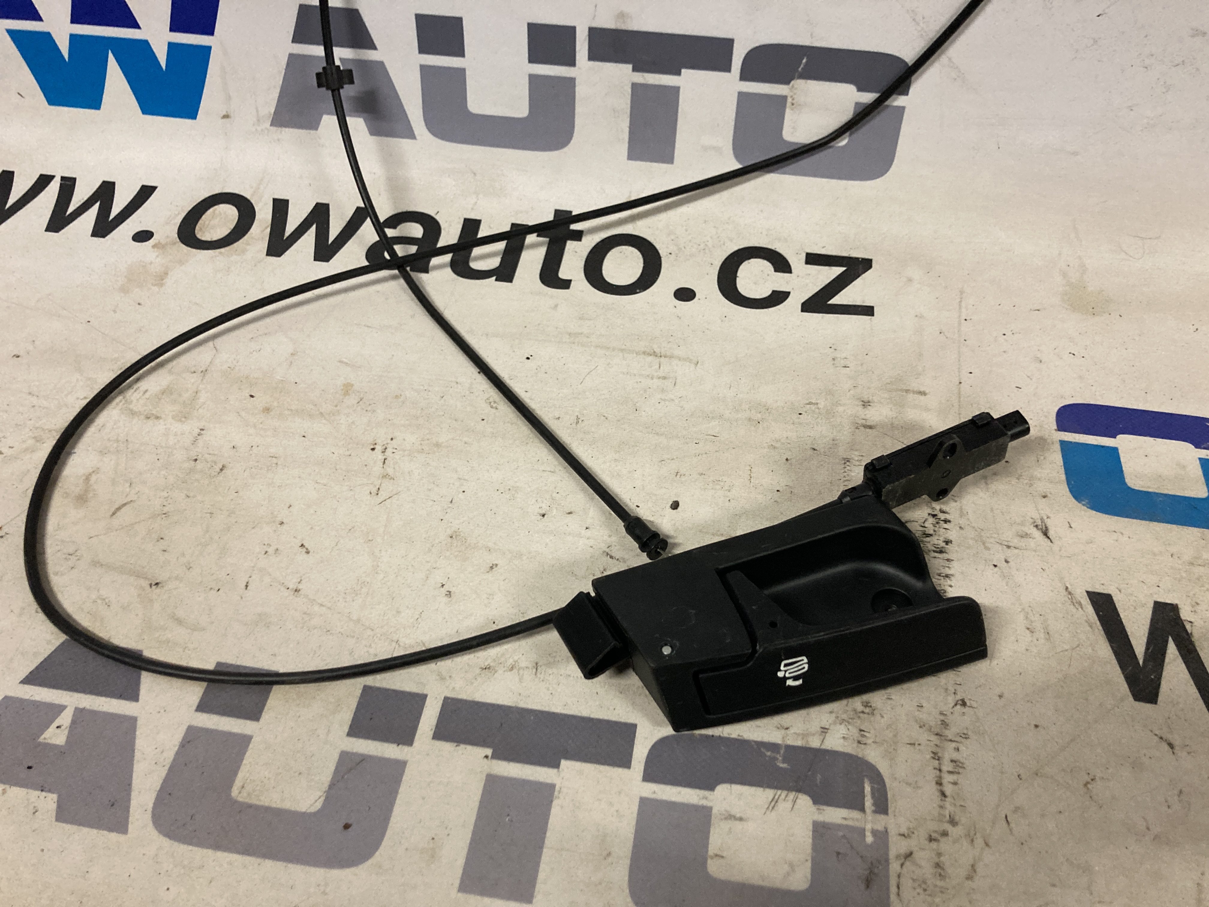 Páčka s lankem  na sklopení zadního sedadla pravá Audi A5 Coupé  8T0885682
