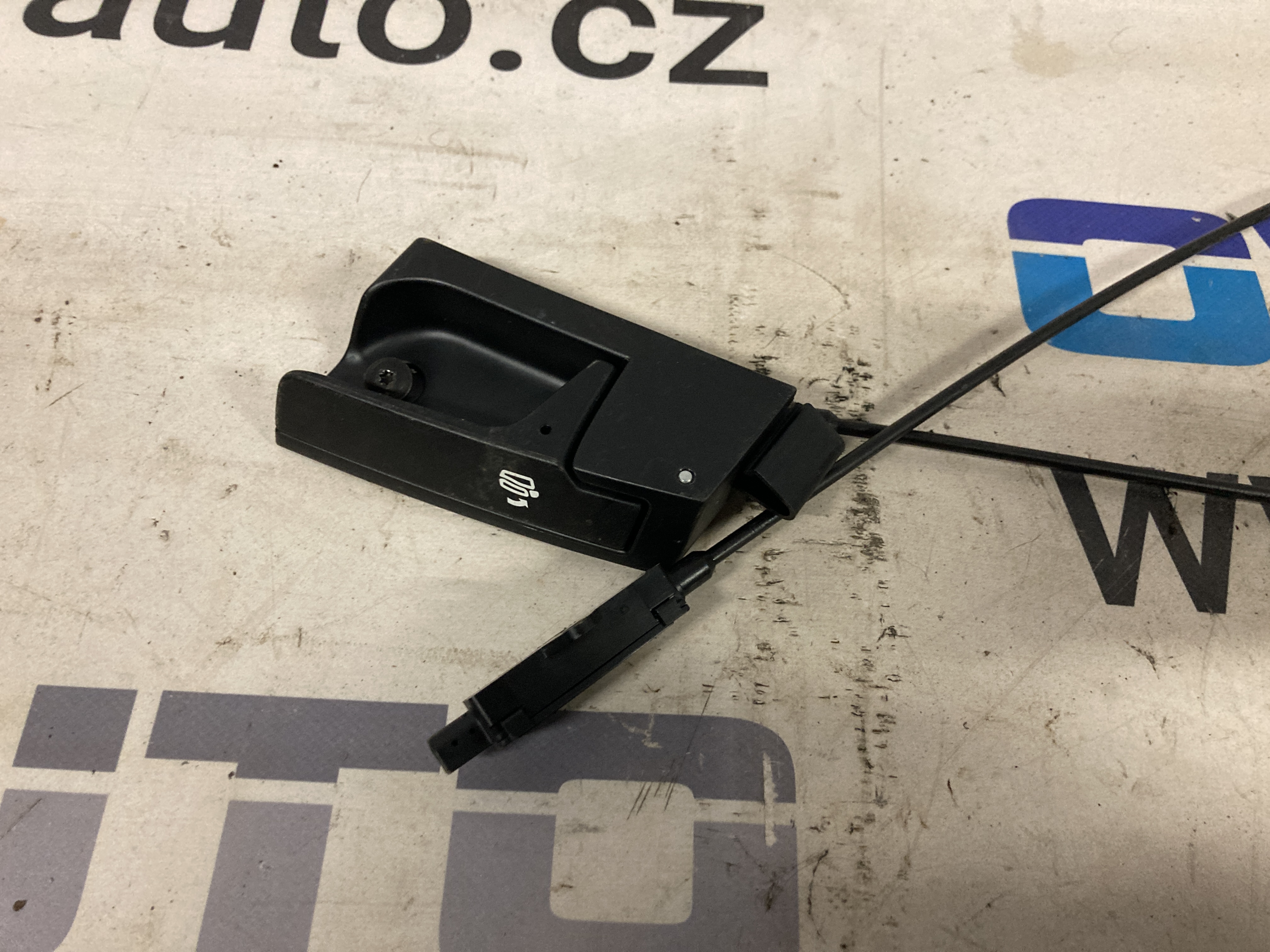 Páčka s lankem  na sklopení zadního sedadla levá Audi A5 Coupé  8T0885681