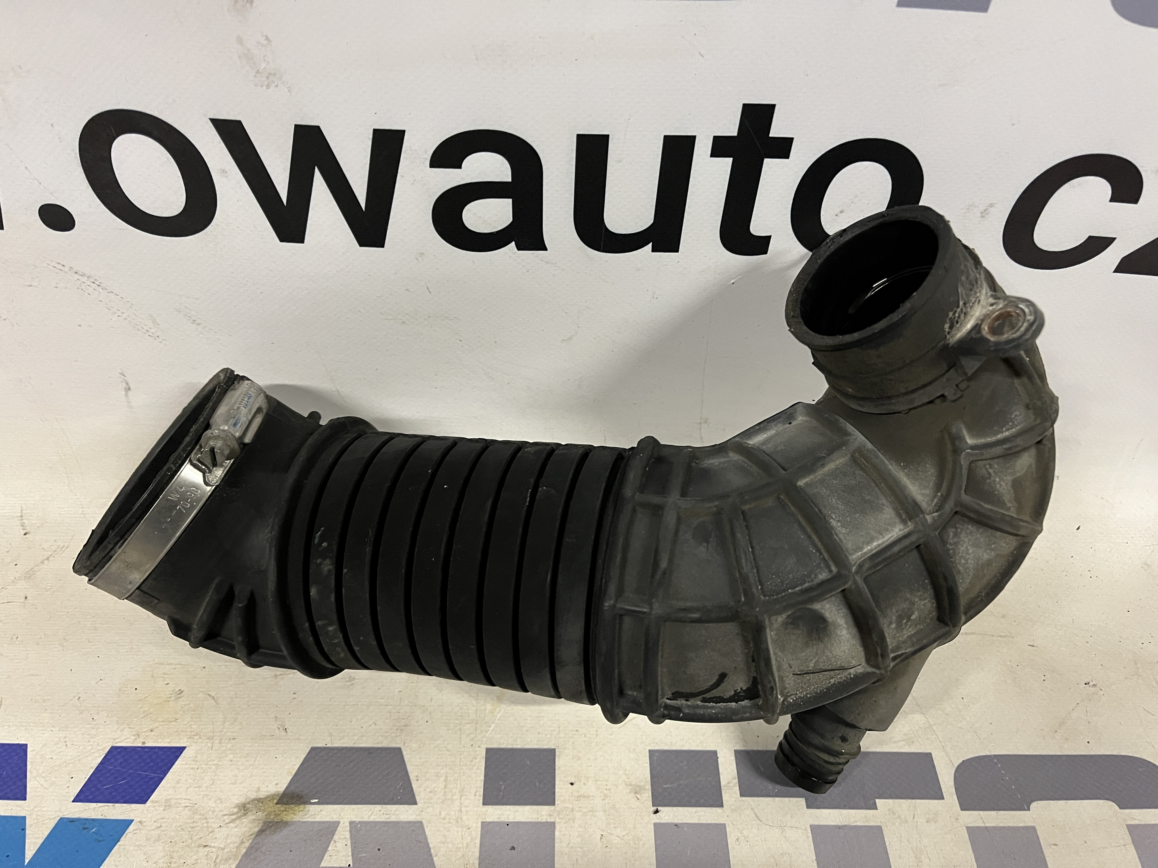 Sací hadice Audi A4 B7 2,0TDI 8E0129615J