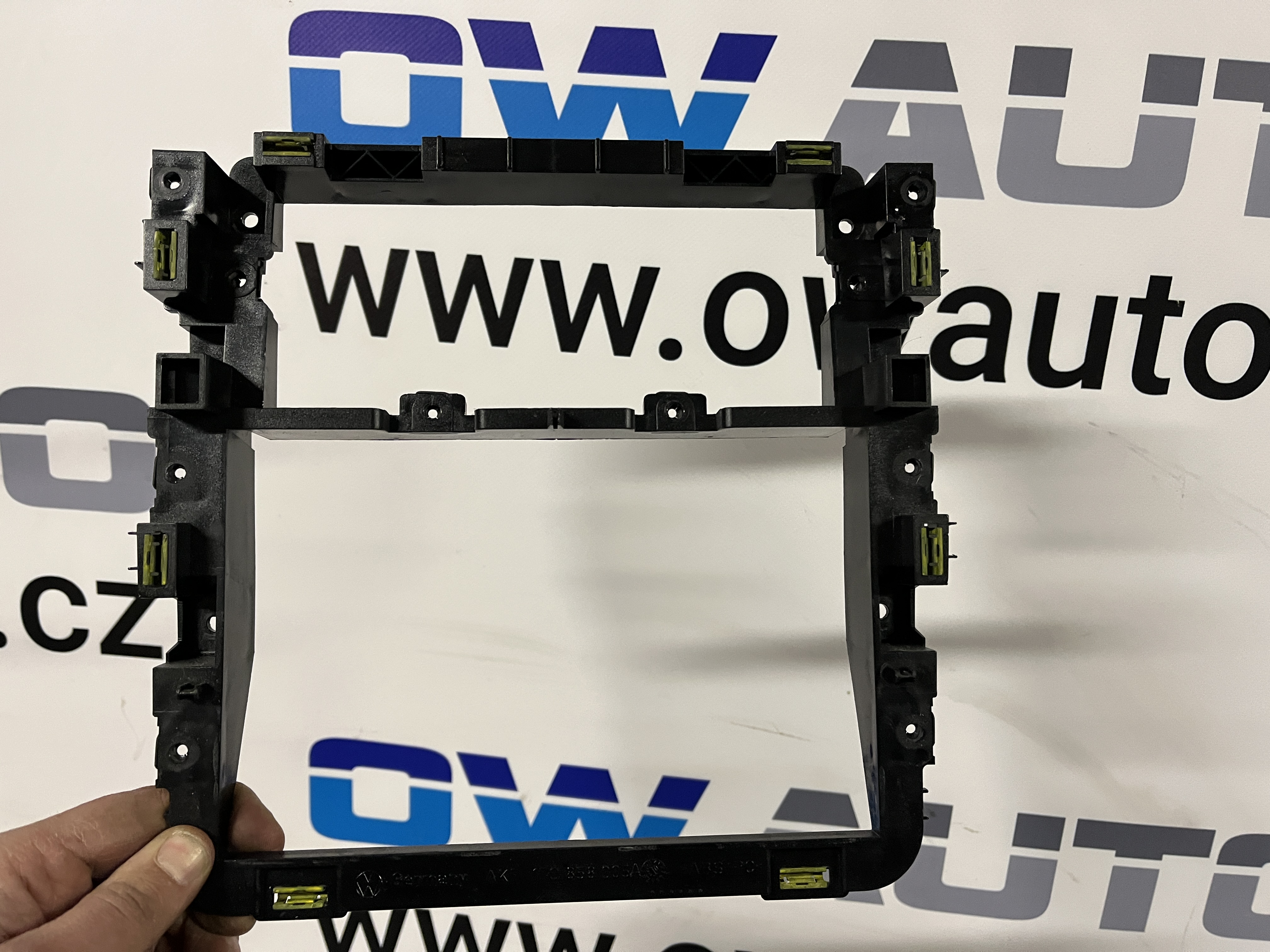 Rámeček rádia spodní VW Touran 1T2 1T0858005A