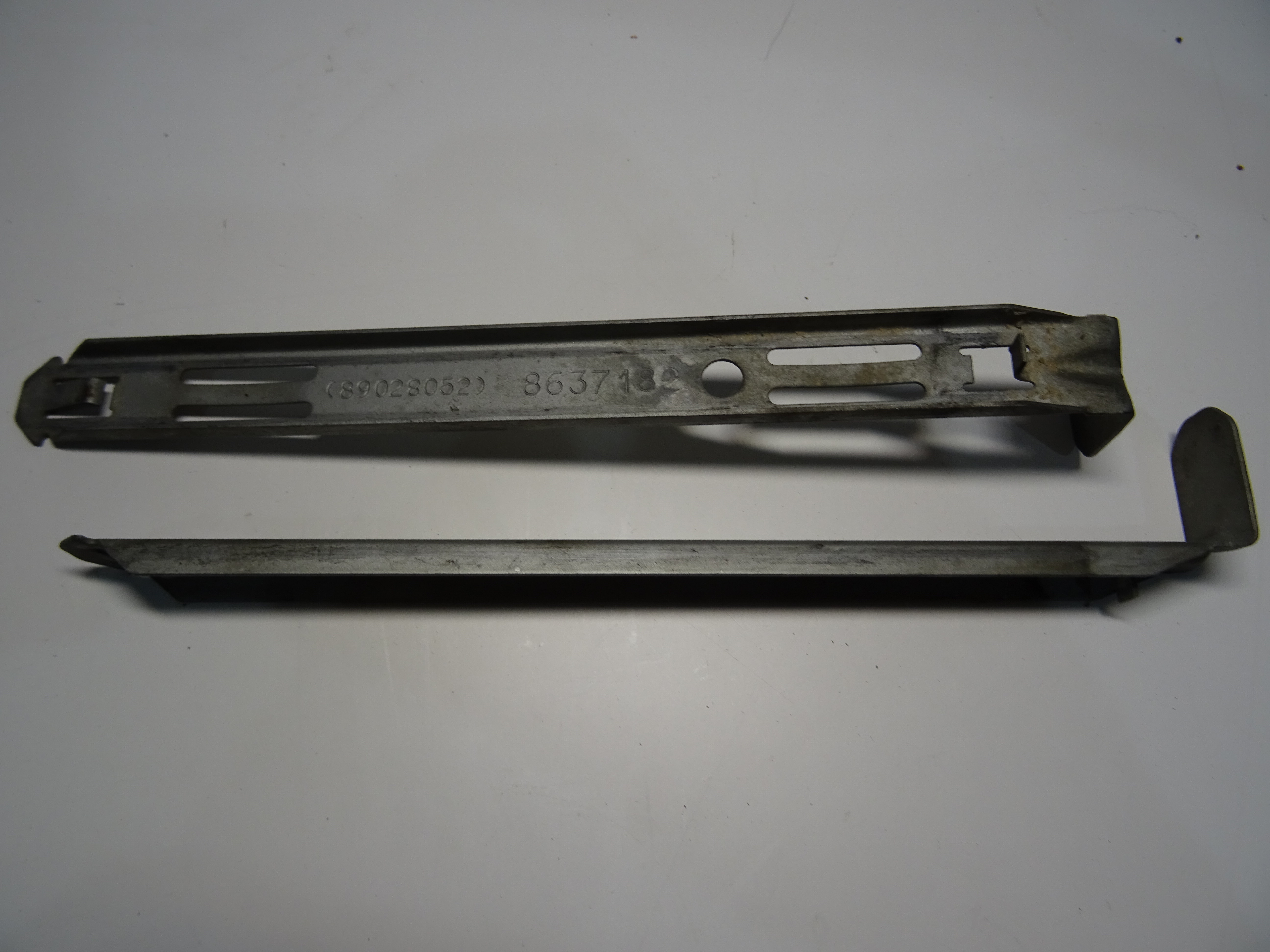 Aretace světlometu Volvo 8637182 89028052