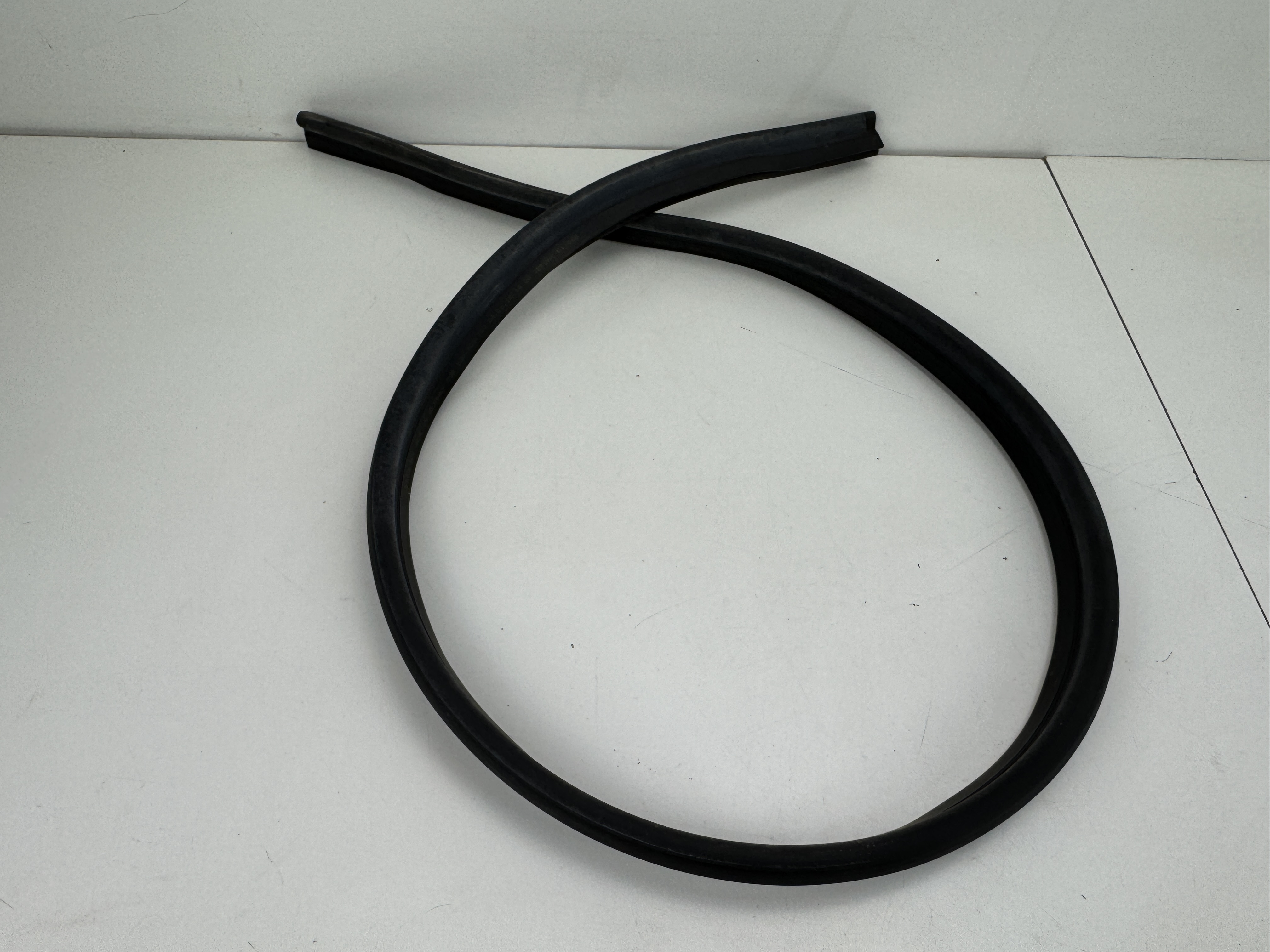 Těsnění kapoty VW Passat B8 3G0823723