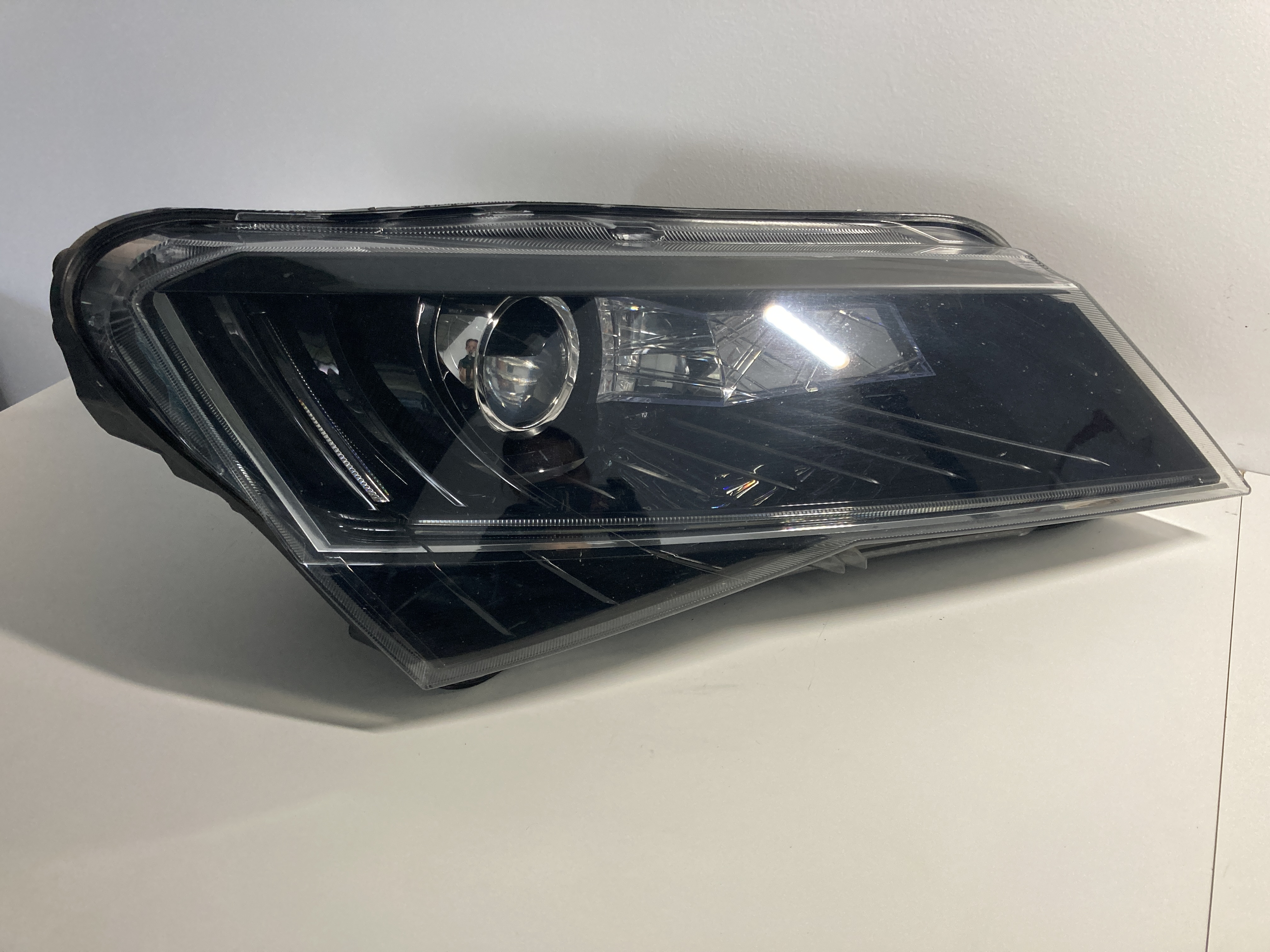 Hlavní světlomet pravý ANGLICKÁ VERZE Škoda Superb III 3V2941016A