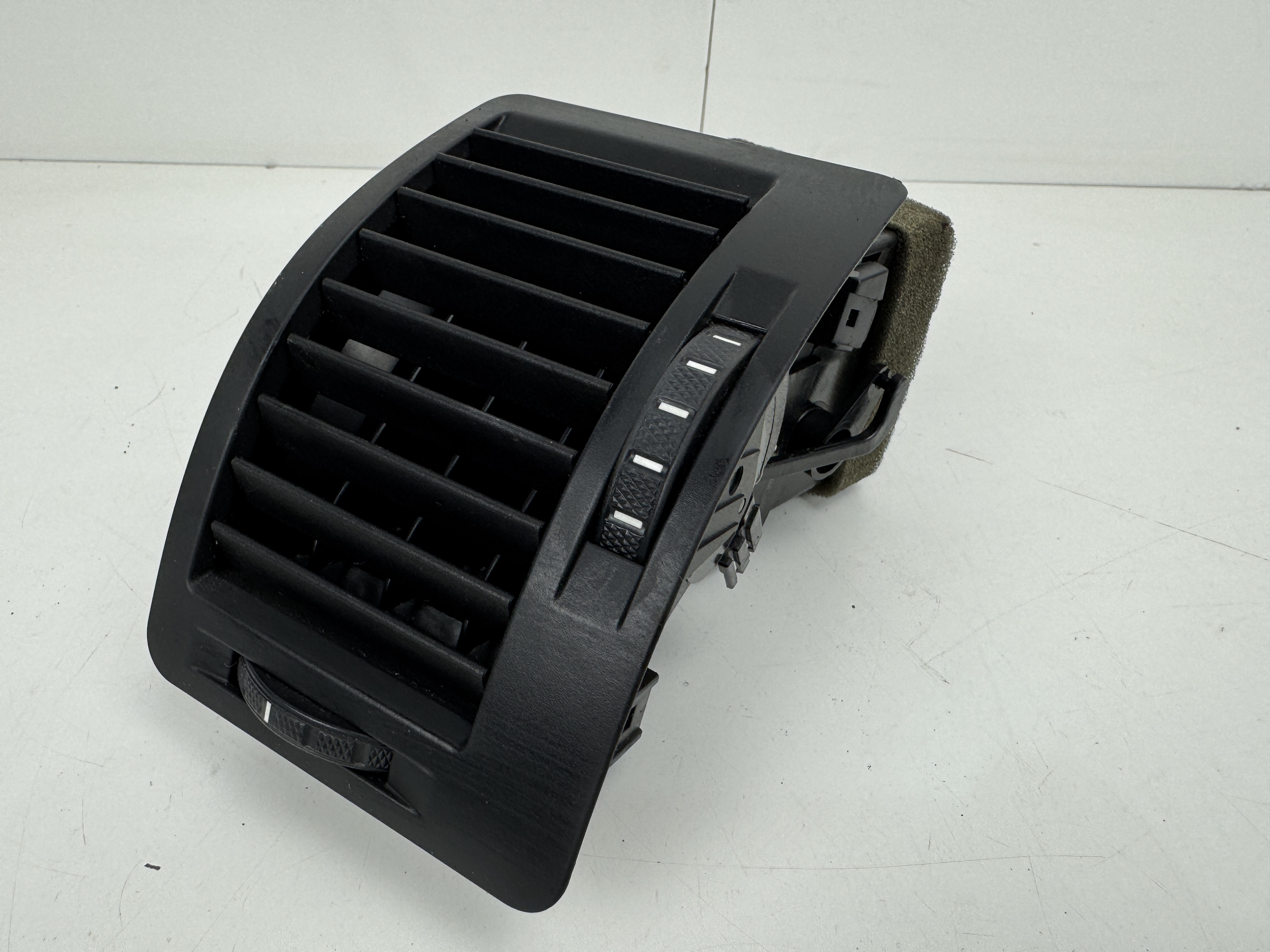 Výdech ventilace levý Škoda Octavia II 1Z0819701 
