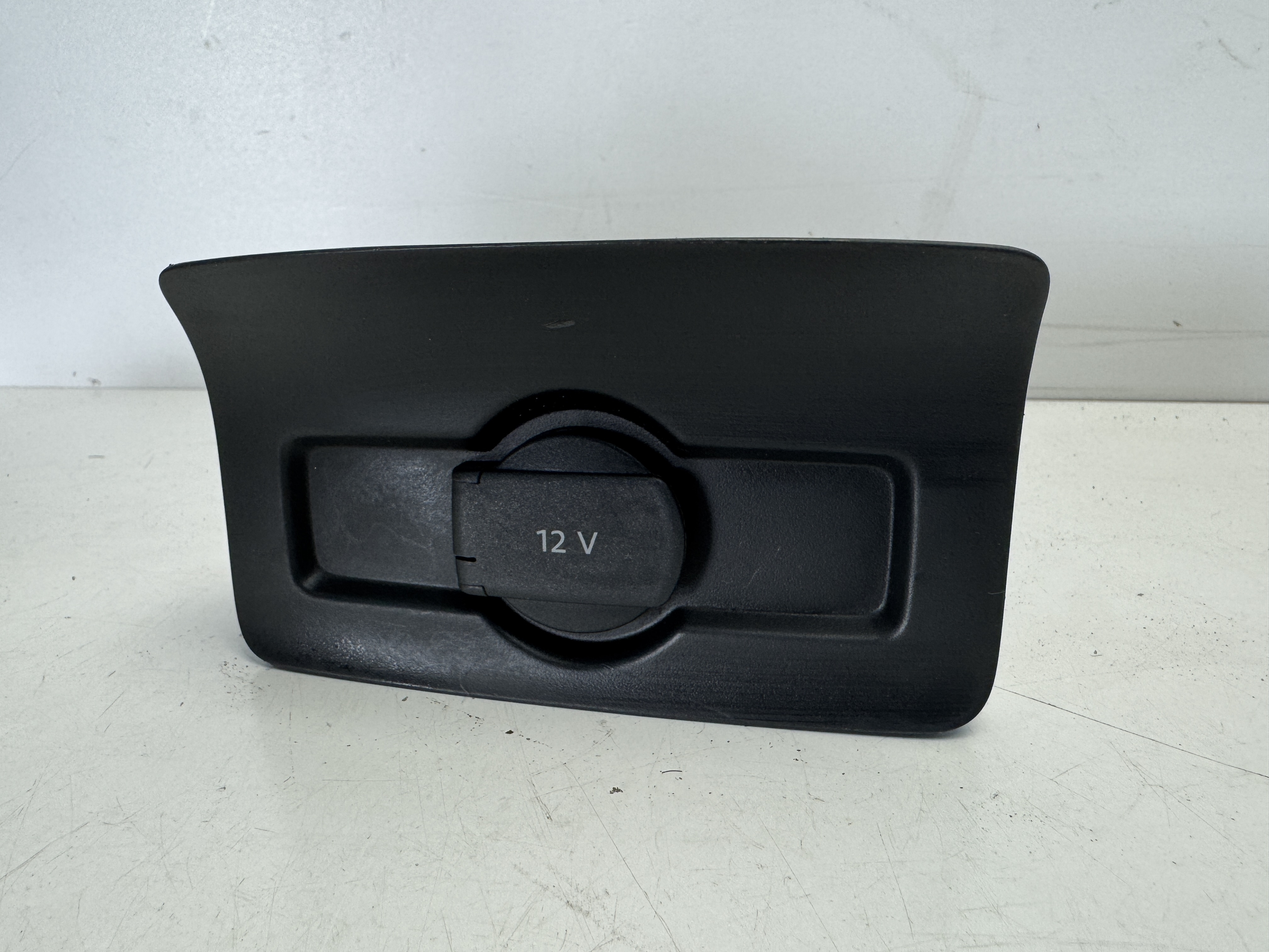 Zásuvka 12V Škoda Kodiaq (Karoq) 565863365