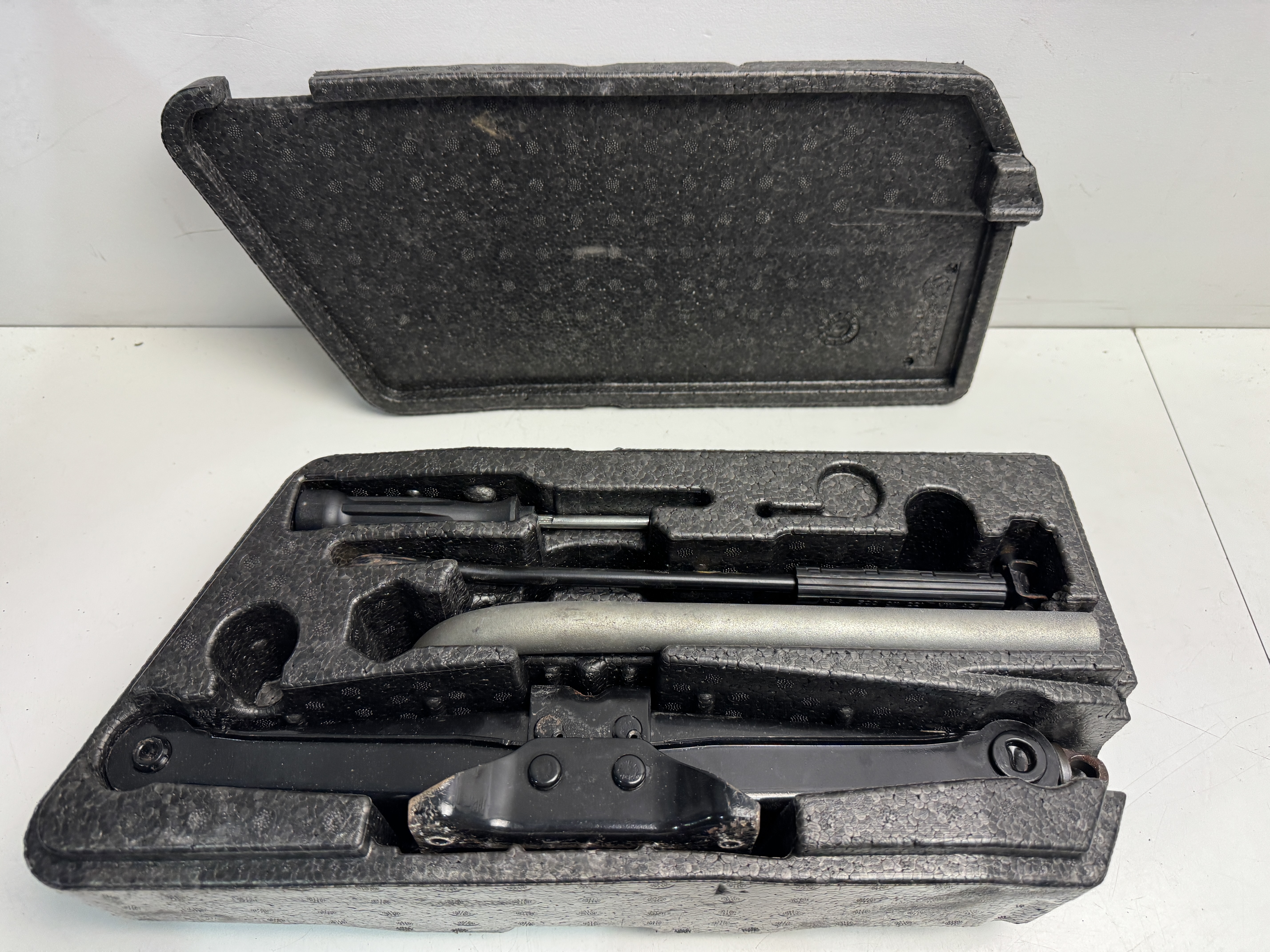 Box s nářadím + hever VW Golf VII 5G0012115AB