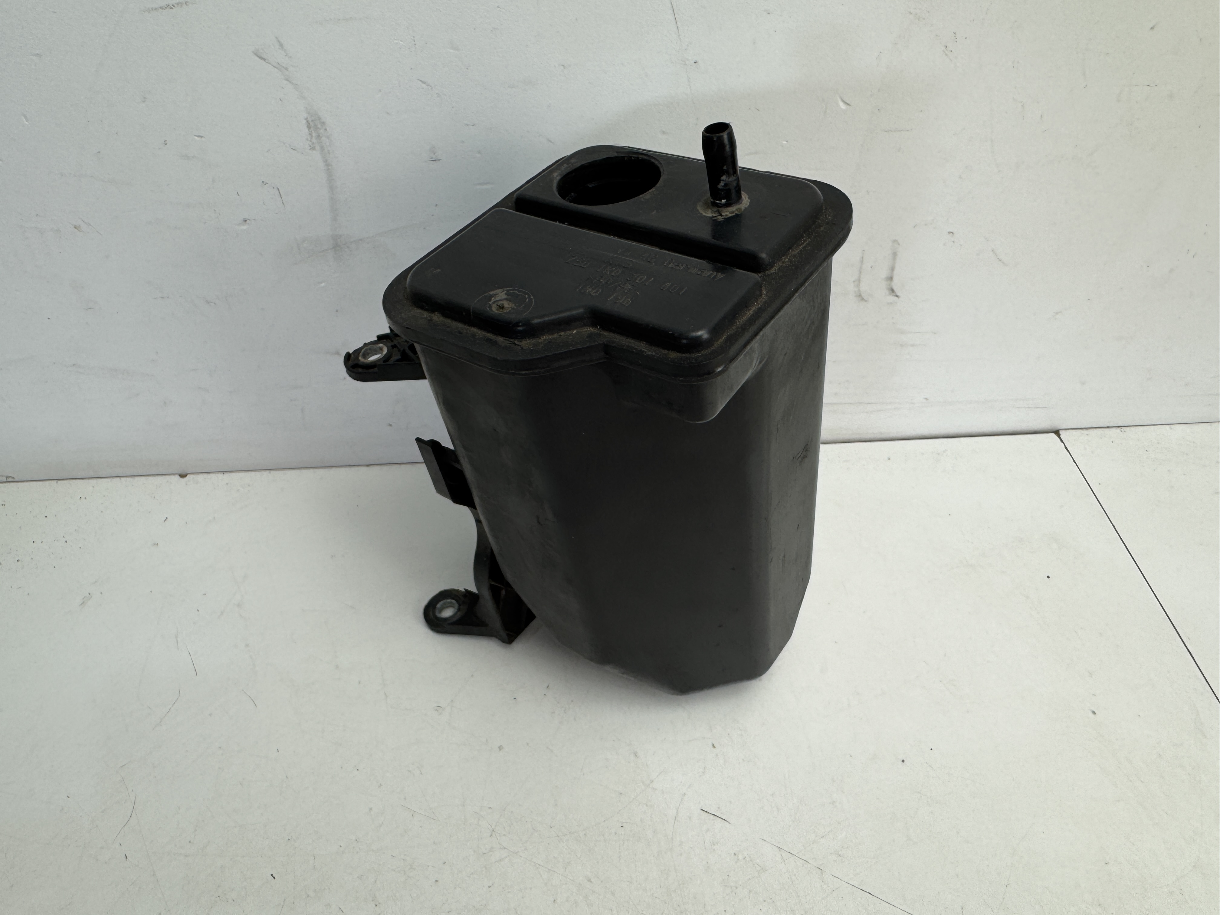 Nádobka s aktivním uhlím VW 1K0201801E