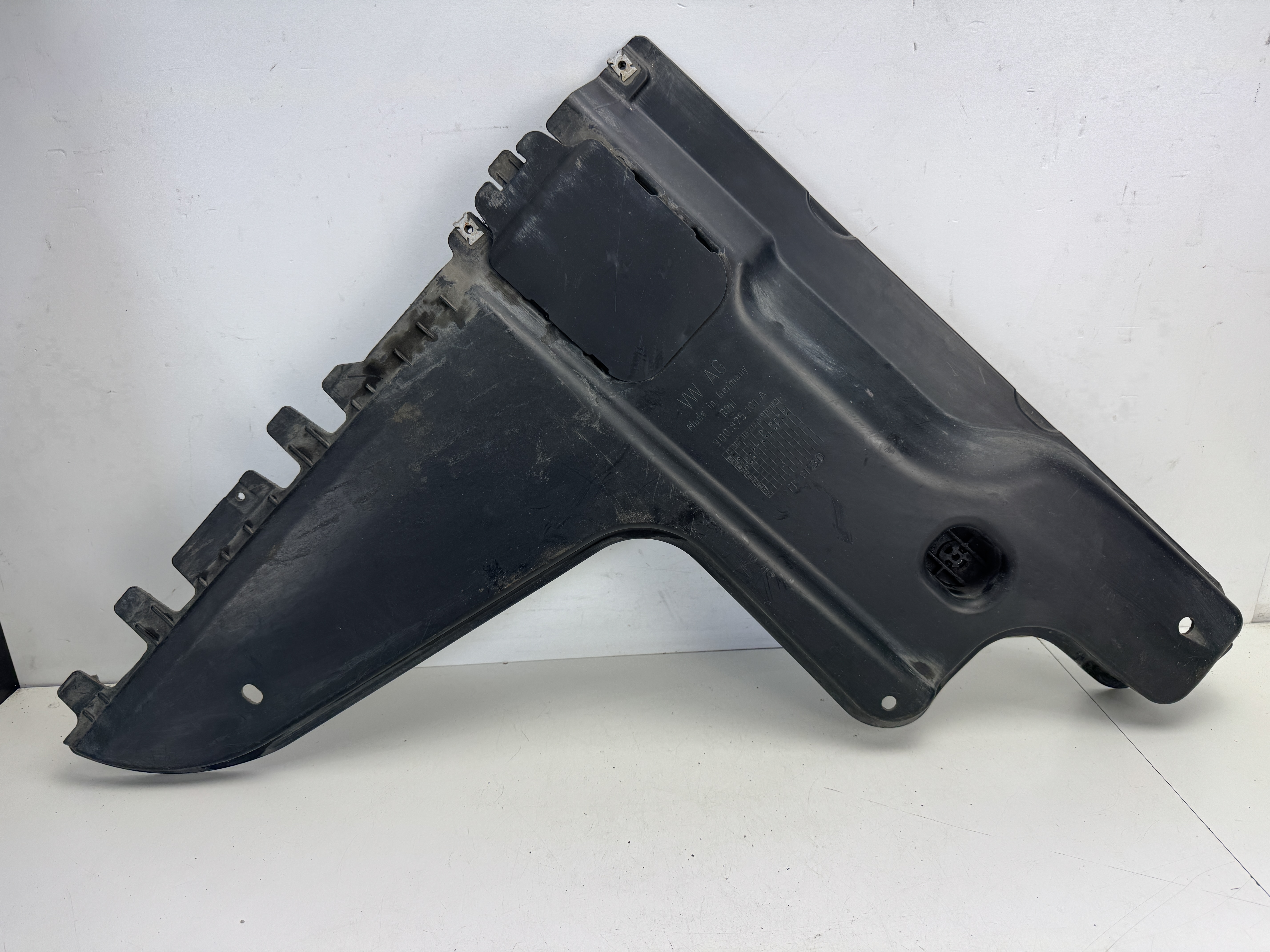 Kryt podlahy levý zadní  VW Passat B8 3Q0825101A