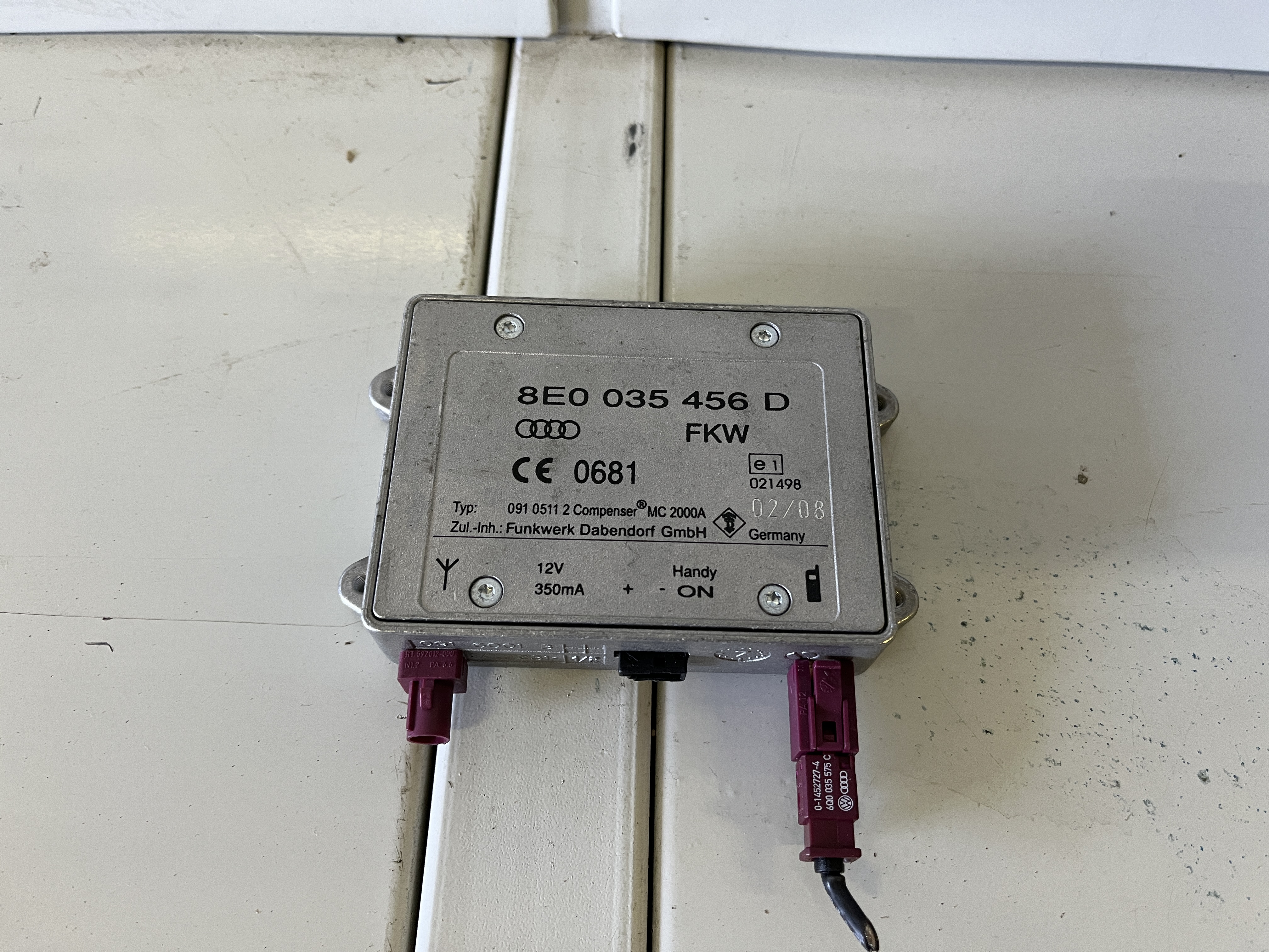 Zesilovač antény Audi A4 B8 8E0035456D