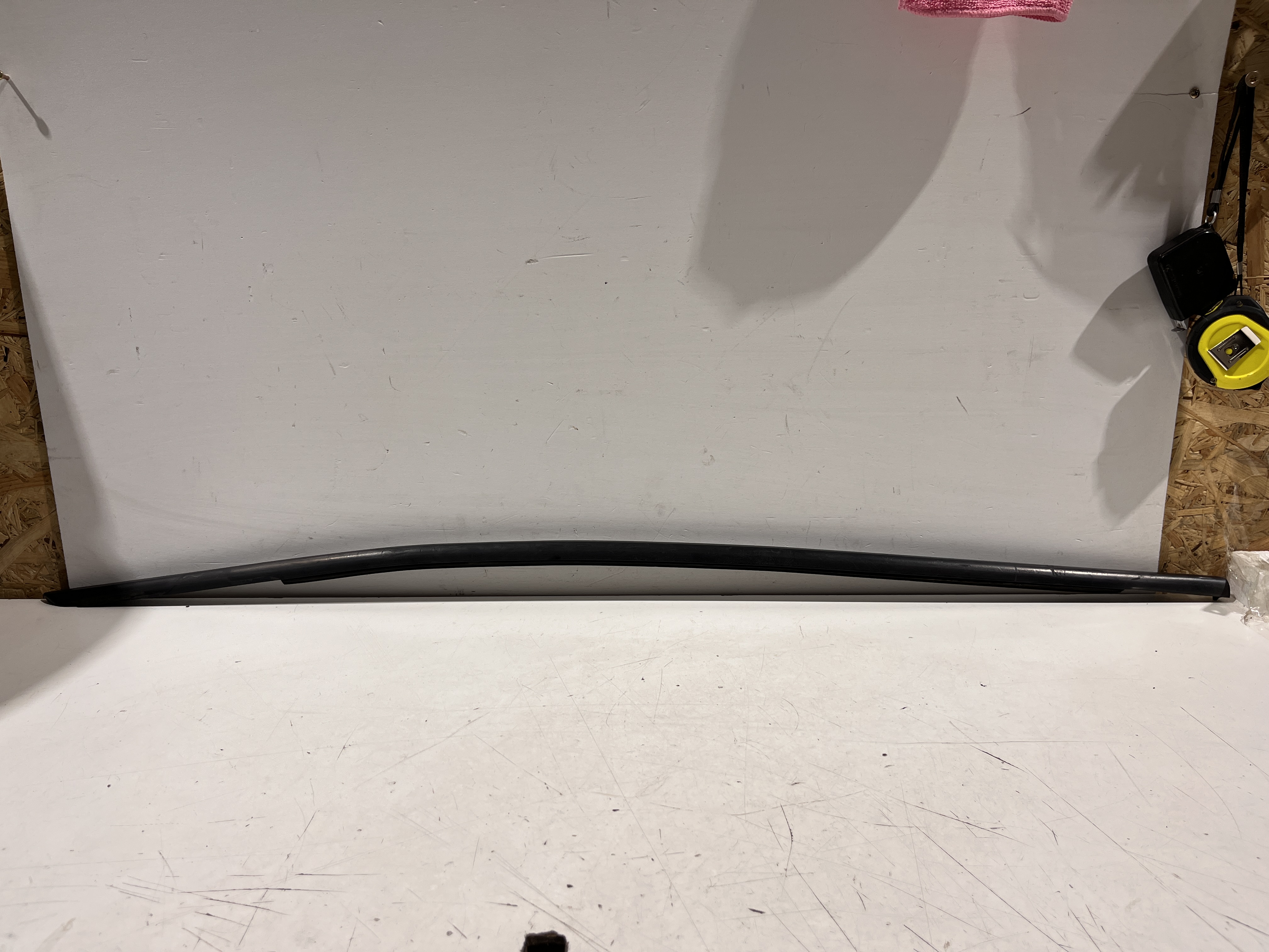 Stírací těsnení okna (sametka) levé přední Škoda Kodiaq 565837477